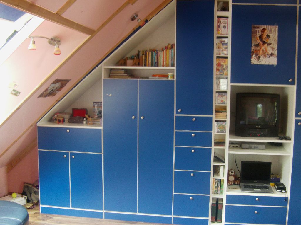 Einbauschrank unter der Dachschräge im Jugendzimmer