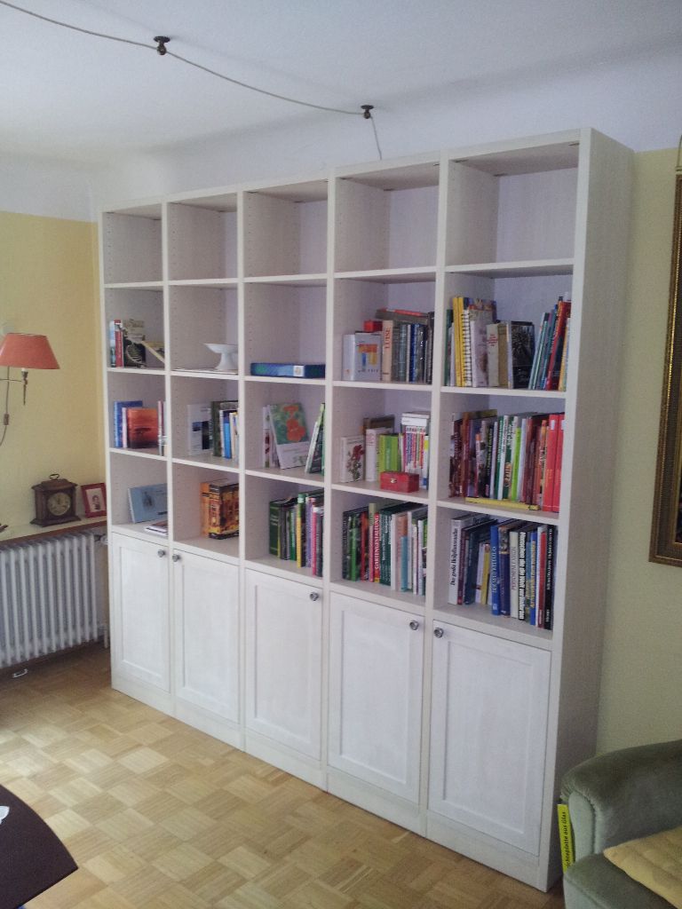 Weiße Regalwand mit Unterschränken im Wohnzimmer