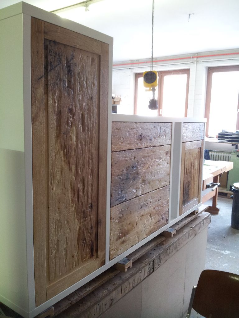 Sideboard mit Altholzfronten in der Werkstatt