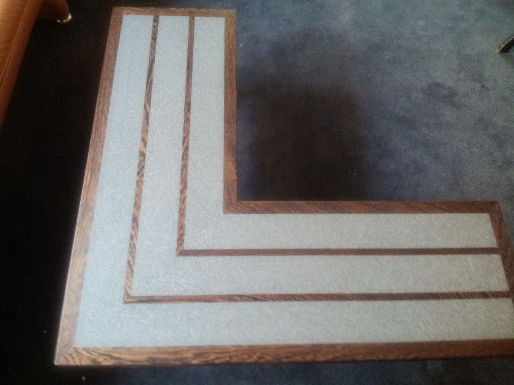 Detail der Tischplatte mit Holzeinfassung