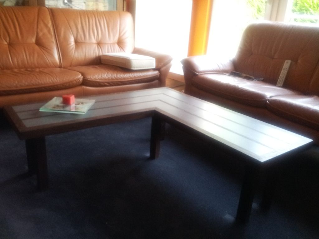 Maßgefertigter Couchtisch über Eck im Wohnzimmer