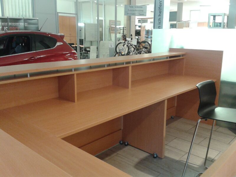 Beratungstheke mit Arbeitsplätzen im Autohaus