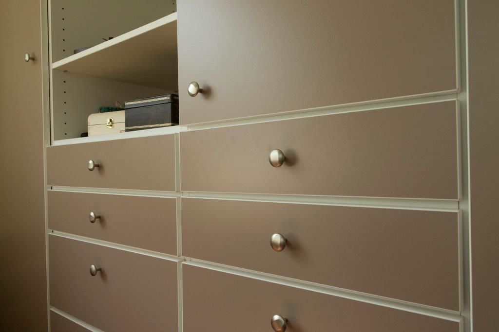 Detail einer Schrankwand mit Schubladen