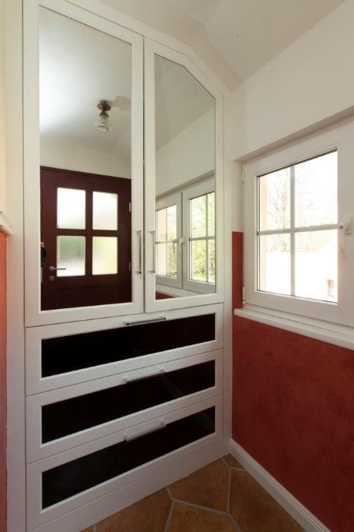Garderobenschrank mit Spiegeltüren und Glasfronten