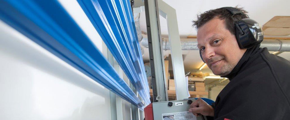 Dirk Sierks bei der Arbeit an einem Fensterelement